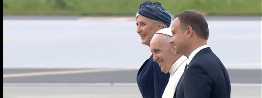 Francisco, en el vuelo a Polonia: "Estamos en guerra, pero no hablo de guerra de religi&oacute;n"