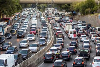 Comienza la operaci&oacute;n especial de Semana Santa con atascos r&eacute;cord y 17 millones de desplazamientos