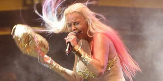 Leticia Sabater termina desnuda su actuaci&oacute;n en el Orgullo por la locura de un fan