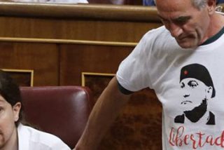 El show podemita al jurar la Constituci&oacute;n llega al escarnio con Ca&ntilde;amero: "Prometo porque me obliga la ley"