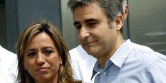 Sin poder y ahora sin marido: Carme Chacón se divorcia