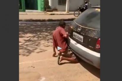 [V&Iacute;DEO] Pillado fornicando con el tubo de escape de un birrioso coche