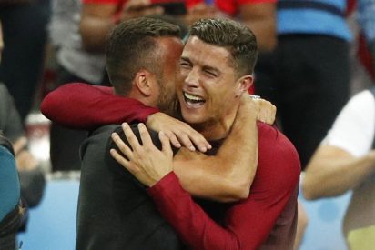 Cristiano Ronaldo llora, pero de alegría, tras ganar Portugal la Eurocopa 2016.