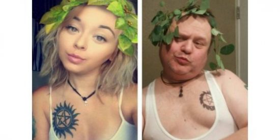 El padre que imita los selfies 'sexys' de su hija para abrirle un poco los ojos