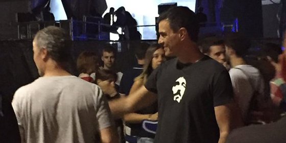 La foto que tira por los suelos la preocupación de Sánchez por el golpe de estado en Turquía