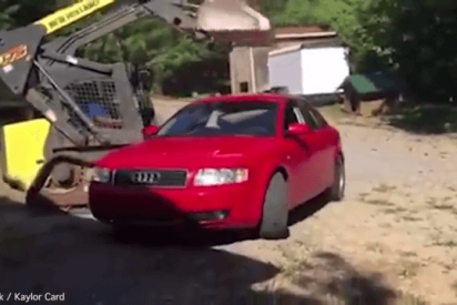 El furioso padre que pilla a la hija d&aacute;ndose el lote en un Audi 4 y hace fosfatina el coche