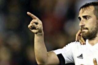 La venta de de Alcácer al Barça enfada a la hinchada del Valencia