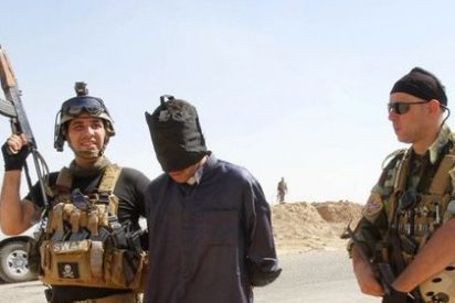 El instante en que los peshmerga kurdos matan a un milicano del Estado Isl&aacute;mico