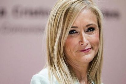 Cristina Cifuentes: "Pedro S&aacute;nchez est&aacute; de vacaciones dedic&aacute;ndose a tomar el sol"