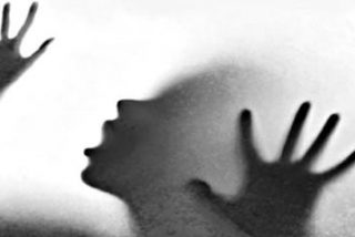 La chica, atacada por la espalda, planta cara al violador y se salva