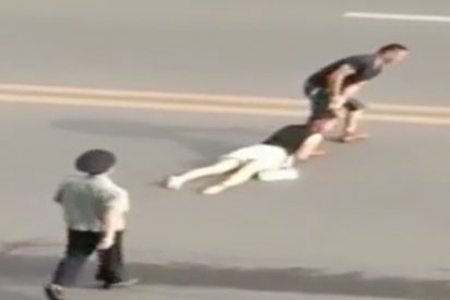 El miserable arrastra a la mujer de los pelos por toda la calle y nadie mueve un dedo para ayudarla