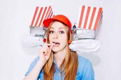 Simone Giertz, la estrella de Youtube que crea los robots m&aacute;s chiflados del mundo