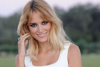 Alba Carrillo ejerce de soltera, encantada con el camarero de 'First Dates'