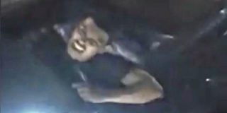 El momento en que un polic&iacute;a valiente rescata a un hombre del coche en llamas