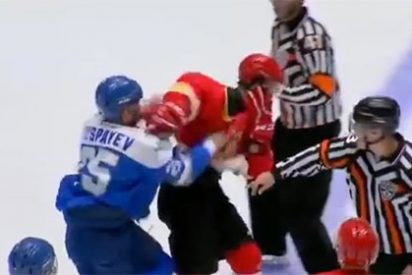 &iexcl;Pu&ntilde;os fuera!: Brutal tangana en un partido de hockey hielo