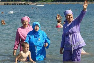 La pol&eacute;mica por el uso del "burkini" se extiende a las playas espa&ntilde;olas