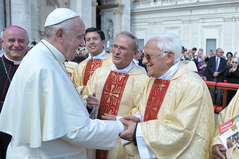El padre &Aacute;ngel pide a los ciudadanos buscar trabajo o llevarse de vacaciones a un pobre