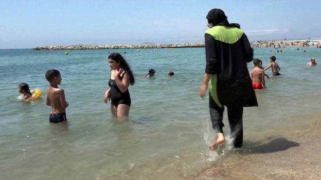 Musulmanes franceses piden una reunión urgente con el Gobierno por el "caso burkini"