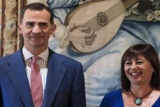 Armengol le vende al Rey en Mallorca la investidura de su amado S&aacute;nchez