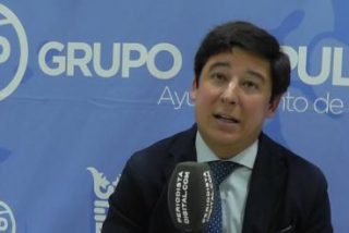 Un concejal del PP pone verde a Carmena por sus ayudas a okupas