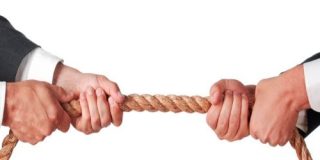 González Faus, sj.: "Lo que se les pide a los políticos es que desacralicen un poco sus pseudodivinidades"