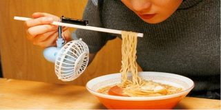 El ventilador japon&eacute;s para enfriar la pasta y comer a toda prisa.