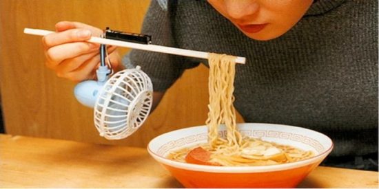 El ventilador japon&eacute;s para enfriar la pasta y comer a toda prisa.