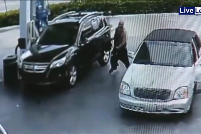 La valiente que salta sobre el coche del ratero que le roba el bolso