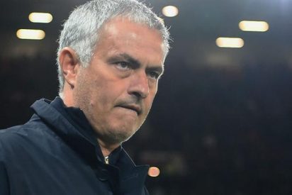 La bronca de Jose Mourinho a sus asistentes en la banda de Old Trafford