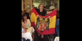 As&iacute; se les llena la boca con el 'Cara al Sol' a los clientes de un restaurante gallego