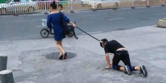 Saca a pasear al novio como si fuera un perro y casi se la comen a bocados