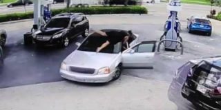 El v&iacute;deo de la arrojada mujer que salta sobre el coche del ratero que le roba