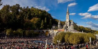 El papa Francisco pone freno a los negocios tur&iacute;sticos en el santuario de Lourdes