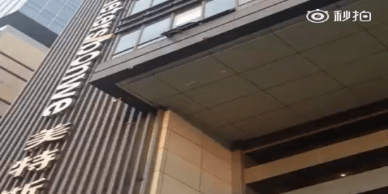 Los polic&iacute;as patosos intentan salvar a una suicida con un trozo de cart&oacute;n