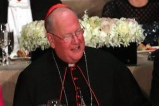 Trump se compara con Jesucristo en una cena ben&eacute;fica junto a Dolan y Hillary Clinton