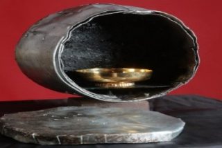 Regalan al Papa un tabern&aacute;culo hecho con l&aacute;minas met&aacute;licas de las chabolas de Nairobi