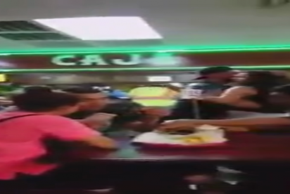 Empez&oacute; con una ri&ntilde;a entre chicas por un bote de salsa y acab&oacute; en la destrucci&oacute;n del restaurante