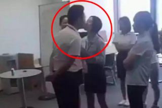 La empresa que obliga a las empleadas a besar al jefe en los morros cada ma&ntilde;ana