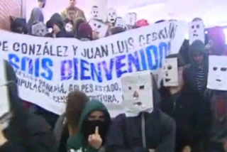 Estudiantes encapuchados reciben en la universidad a Felipe Gonz&aacute;lez al grito de asesino