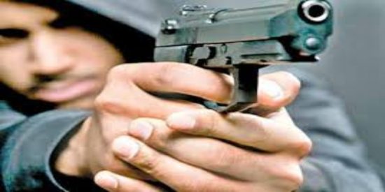 El sicario espera a que llegue a su altura el chico con su novia y lo asesina: un balazo en el pecho y dos en la cabeza