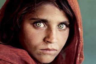 Los afganos evacuan a la “niña afgana” de ojos verdes del National Geographic