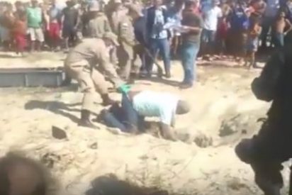 [V&Iacute;DEO] El forense borracho cae sobre un cad&aacute;ver y se queda pegado