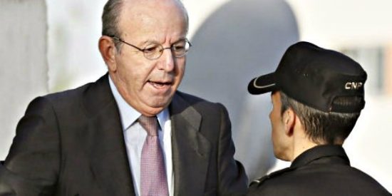 Al exjefe de la Casa del Rey, juzgado por las tarjetas black, le molesta que le griten "¡chorizo!"