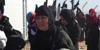Con esta emoci&oacute;n se quitan sus burkas las mujeres de Mosul que escapan del ISIS