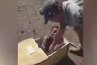 El despiadado racista que encierra vivo al negro en un ata&uacute;d