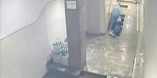 Espeluznante paliza de un facineroso ucraniano a su mujer