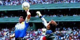 Subastan por m&aacute;s de 3 millones el bal&oacute;n con el que Maradona firm&oacute; la &ldquo;Mano de Dios&rdquo;