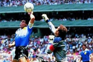 Subastan por m&aacute;s de 3 millones el bal&oacute;n con el que Maradona firm&oacute; la &ldquo;Mano de Dios&rdquo;