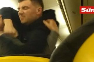 La salvaje pelea en un avi&oacute;n de Ryanair a 9.000 km de altura
