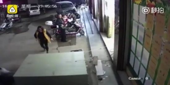 [V&Iacute;DEO] El ni&ntilde;o que muere aplastado por las taquillas de un supermercado ante su madre
